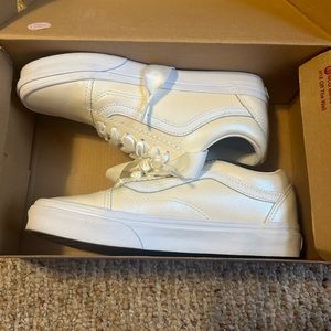 Size 7 women pearl van sneakers